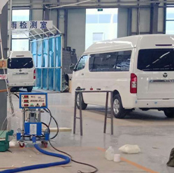 汽車使用聚氨酯發泡機進行保溫作業